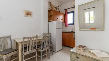 Kylskåp, ugn, spishäll och grytor/köksredskap