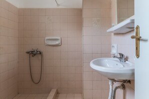 Shower, towels