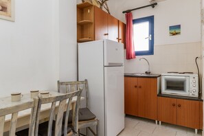 Fridge, oven, stovetop, cookware/dishes/utensils - Holiday Home '9 Perasma Kypri Beach' with Private Terrace, Wi-Fi and Air Conditioning (Kypri)