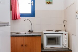 Fridge, oven, stovetop, cookware/dishes/utensils - Holiday Home '9 Perasma Kypri Beach' with Private Terrace, Wi-Fi and Air Conditioning (Kypri)