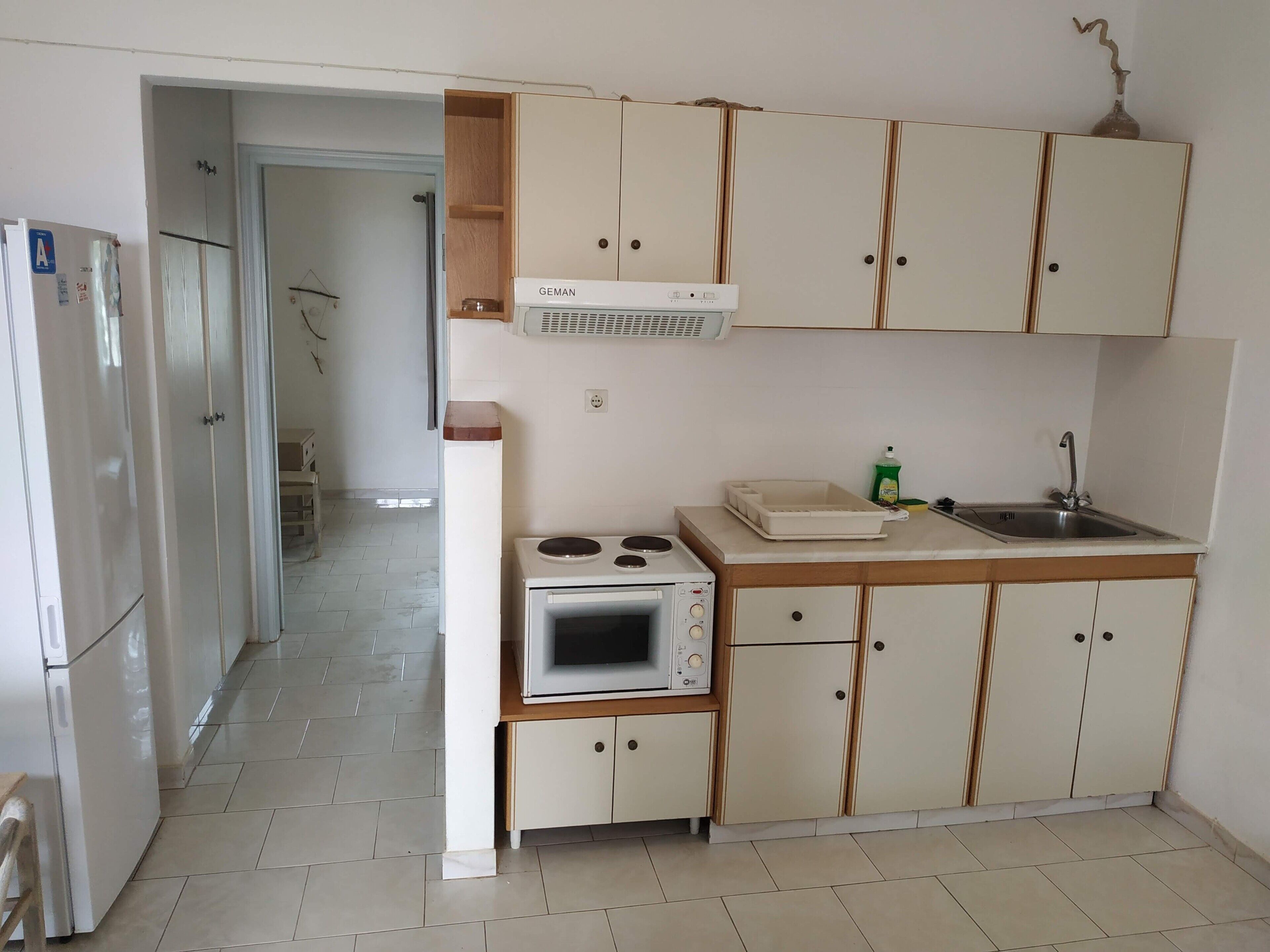 Refrigerador, horno, parrilla de estufa y utensilios de cocina 