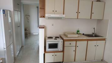 Refrigerador, horno, parrilla de estufa y utensilios de cocina