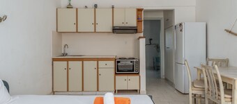 Casa de vacaciones '12 Perasma Kypri Beach Apt' con terraza privada, Wi-Fi y aire acondicionado.