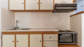 Jääkaappi, liesi, keittoastiat/astiat/ruokailuvälineet