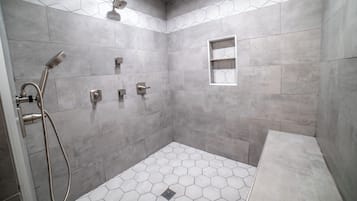 Douche, sèche-cheveux, serviettes fournies, savon