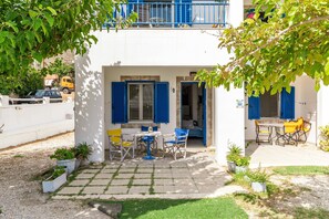 Outdoor dining - Holiday Home '7 Perasma Kypri Beach' with Private Terrace, Wi-Fi and Air Conditioning (Kypri)