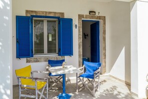 Outdoor dining - Holiday Home '7 Perasma Kypri Beach' with Private Terrace, Wi-Fi and Air Conditioning (Kypri)