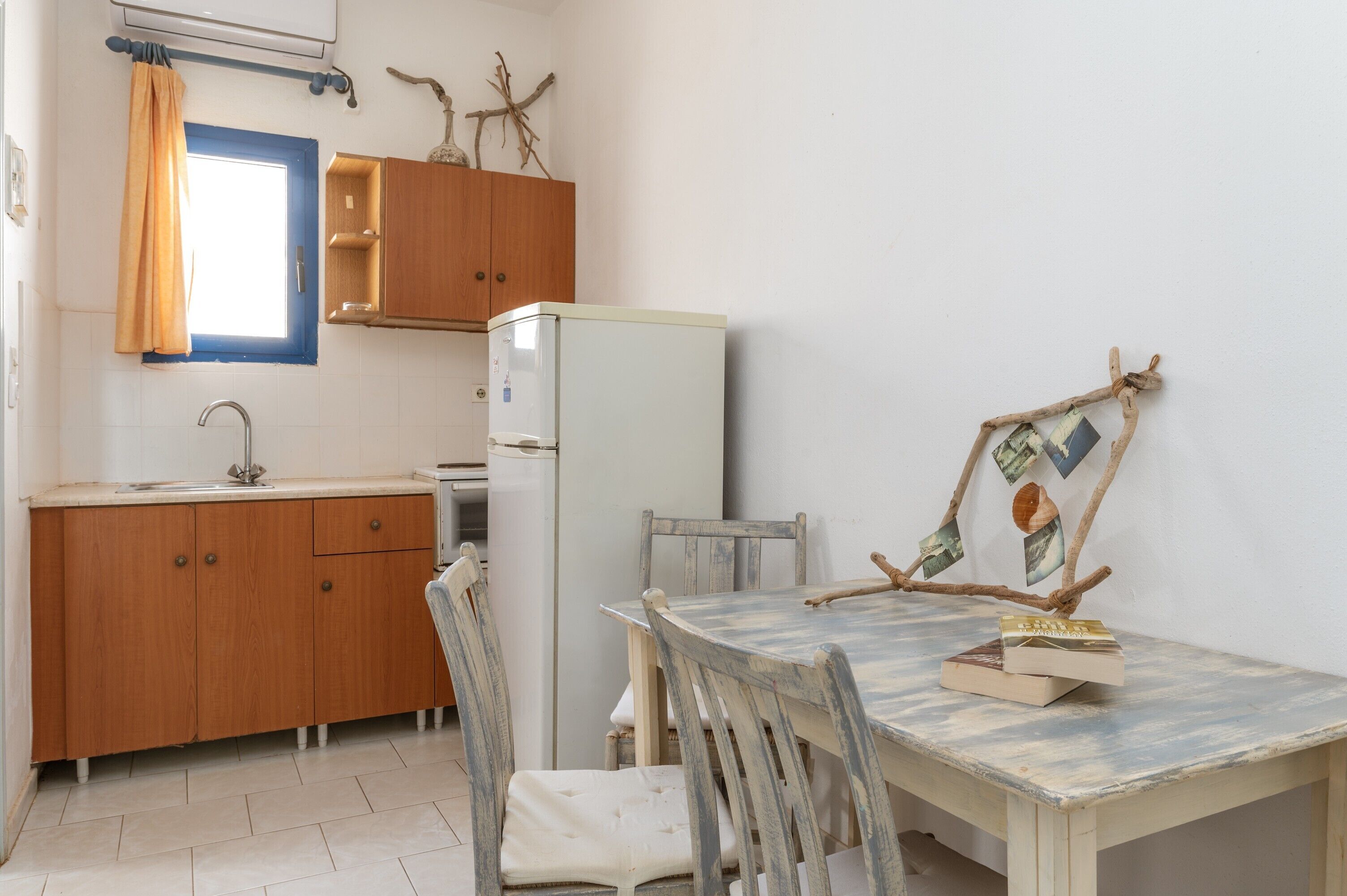 Fridge, oven, stovetop, cookware/dishes/utensils