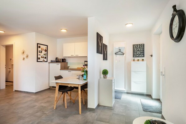 Frigorífico, horno, placa de cocina y lavavajillas