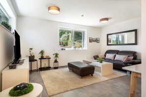 Living area - Ländle Lodge Apartment with Mountain View, Garden and Wi-Fi (Langen bei Bregenz)