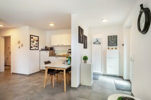 Fridge, oven, stovetop, dishwasher - Ländle Lodge Apartment with Mountain View, Garden and Wi-Fi (Langen bei Bregenz)