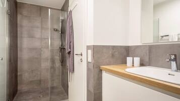 Shower, hair dryer, towels