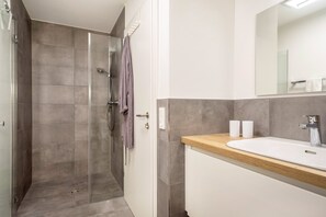 Shower, hair dryer, towels - Ländle Lodge Apartment with Mountain View, Garden and Wi-Fi (Langen bei Bregenz)