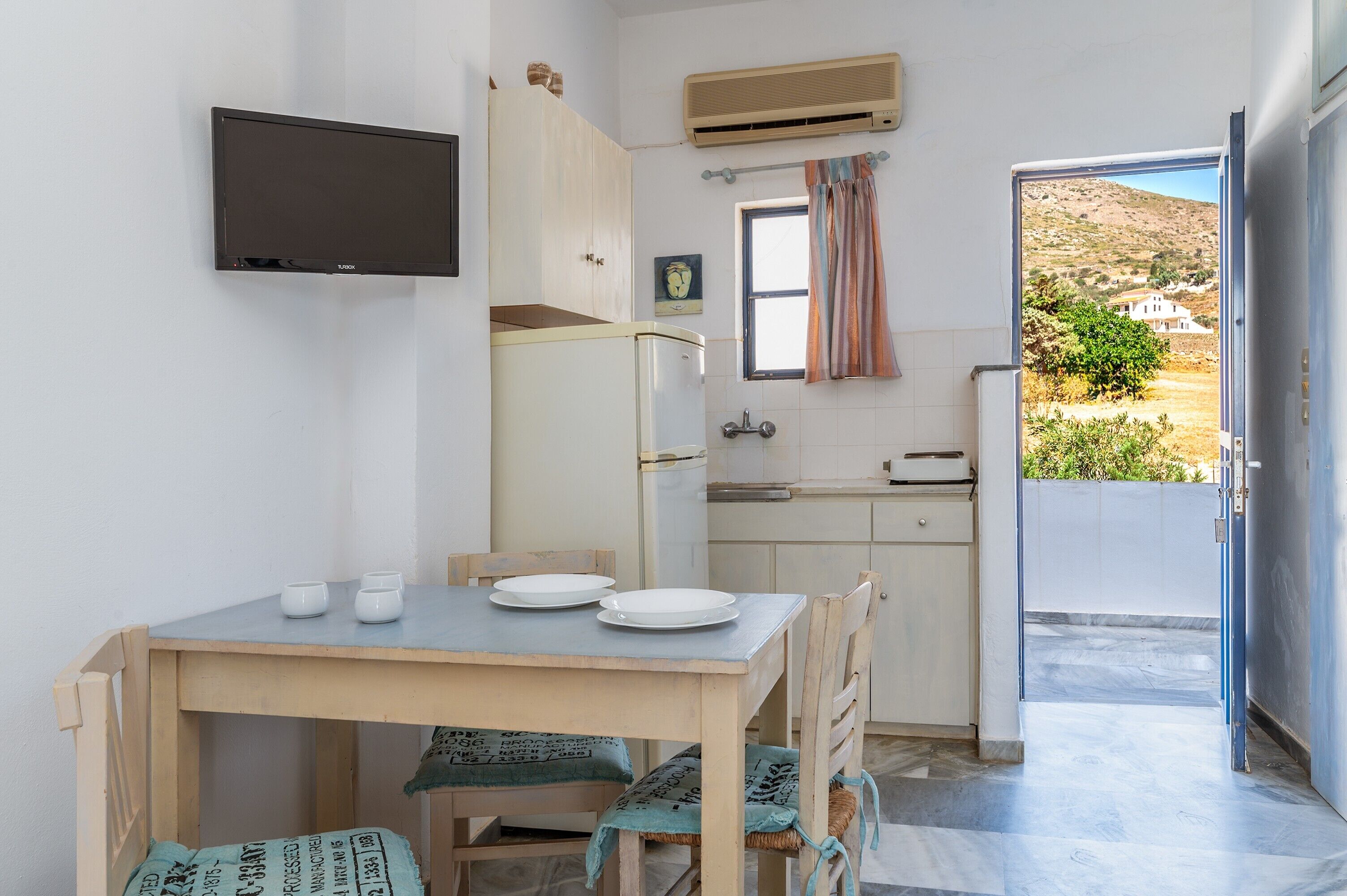 Kühlschrank, Herdplatte, Kochgeschirr/Geschirr/Besteck