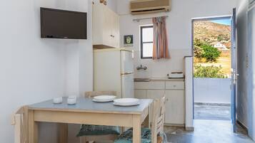 Kühlschrank, Herdplatte, Kochgeschirr/Geschirr/Besteck