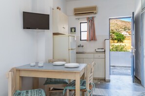 Køleskab, kogeplade, køkkentøj/tallerkener/redskaber