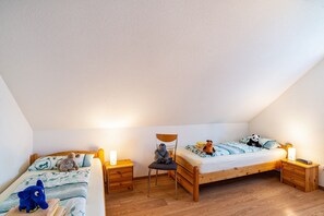 2 bedrooms, iron/ironing board, free WiFi, bed sheets - Apartment "Schwalbenhof Dreßler und Duss für 4 Personen" with Balcony & Wi-Fi (Bad Herrenalb)