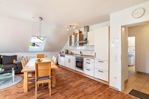 Fridge, oven, stovetop, dishwasher - Apartment "Schwalbenhof Dreßler und Duss für 4 Personen" with Balcony & Wi-Fi (Bad Herrenalb)