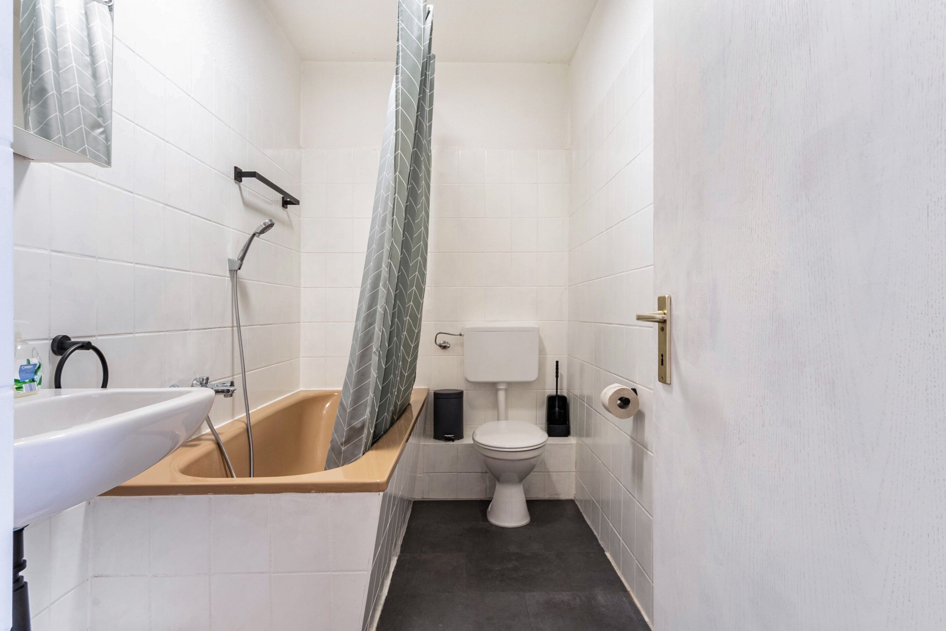 Bañera, secador de pelo y toallas