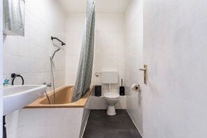 Badekar, hårføner og håndklær