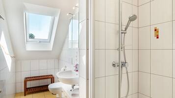 Een douche, gratis toiletartikelen, een haardroger, handdoeken