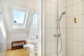 Een douche, gratis toiletartikelen, een haardroger, handdoeken