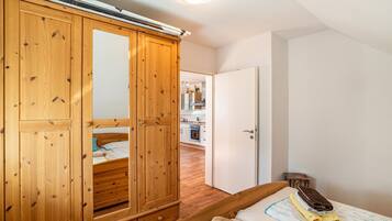 1 bedroom, desk, iron/ironing board, free WiFi