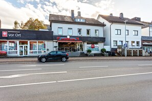 A street view with a restaurant named 'Hann's Bäcker' and a store named 'vor Ort.'