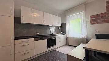 Frigorifero, microonde, forno, piano cottura