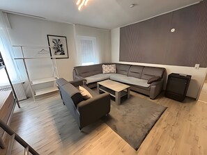 TV - Apartment "Haci Babas Home" with Shared Garden & Wi-Fi (Bestwig)