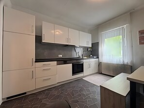 Fridge, microwave, oven, stovetop - Apartment "Haci Babas Home" with Shared Garden & Wi-Fi (Bestwig)