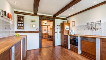 Frigorífico, horno, placa de cocina y lavavajillas