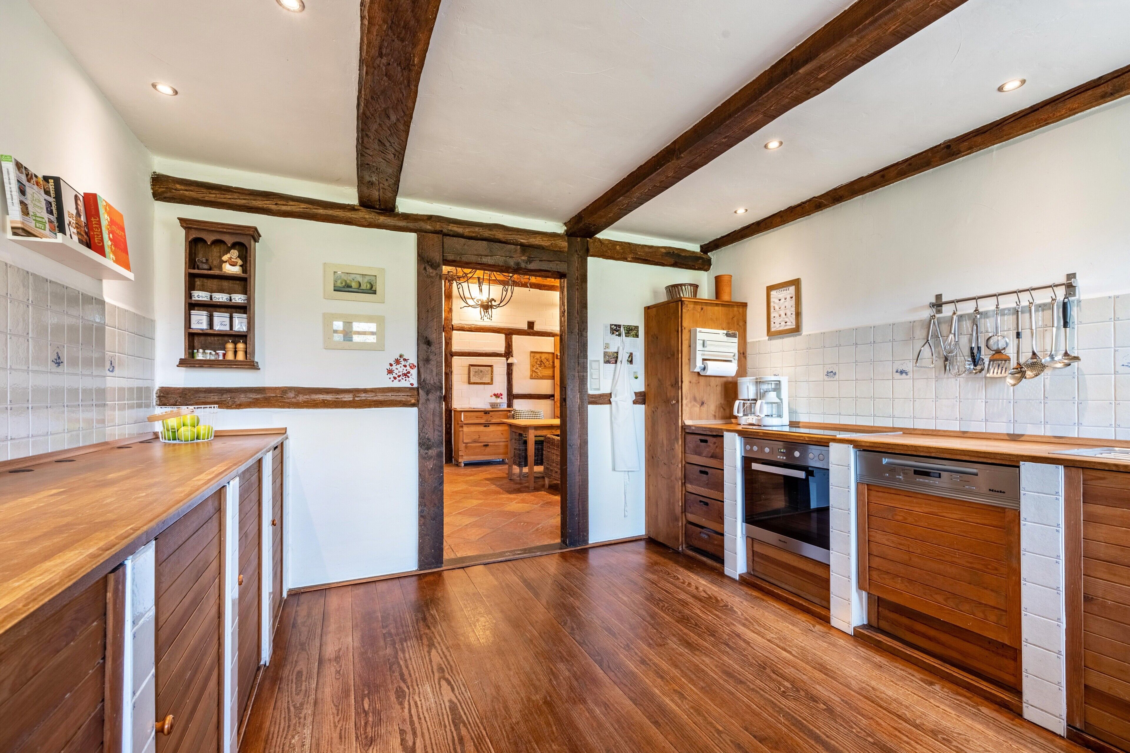 Een koelkast, een oven, een kookplaat, een vaatwasser