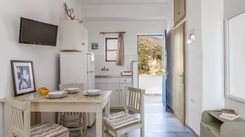 Kühlschrank, Herdplatte, Kochgeschirr/Geschirr/Besteck