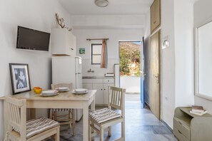 Kühlschrank, Herdplatte, Kochgeschirr/Geschirr/Besteck