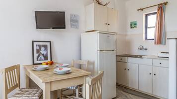 Frigorifero, piano cottura, pentole/stoviglie/utensili