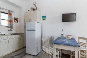 Fridge, stovetop, cookware/dishes/utensils