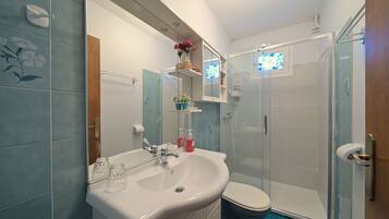 Chuveiro, secador de cabelo, toalhas de banho