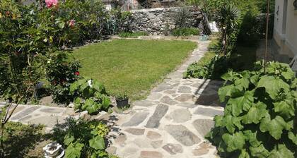 Ferienhaus "Les Rosiers" mit Gemeinschaftsgarten und WLAN