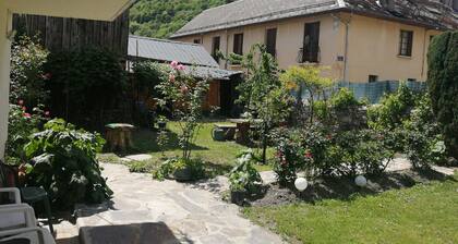 Ferienhaus "Les Rosiers" mit Gemeinschaftsgarten und WLAN