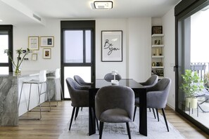 Dining - Vacation Apartment "Sunsets & Pool in Barcelona" with Balcony, Shared Pool & Wi-Fi (Cornellà de Llobregat)