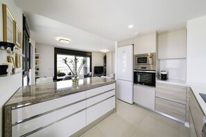 Frigorífico, microondas, horno y placa de cocina