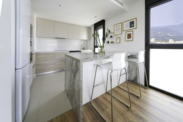 Fridge, microwave, oven, stovetop - Vacation Apartment "Sunsets & Pool in Barcelona" with Balcony, Shared Pool & Wi-Fi (Cornellà de Llobregat)