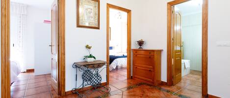 3 makuuhuonetta, silitysrauta/-lauta, ilmainen Wi-Fi, vuodevaatteet