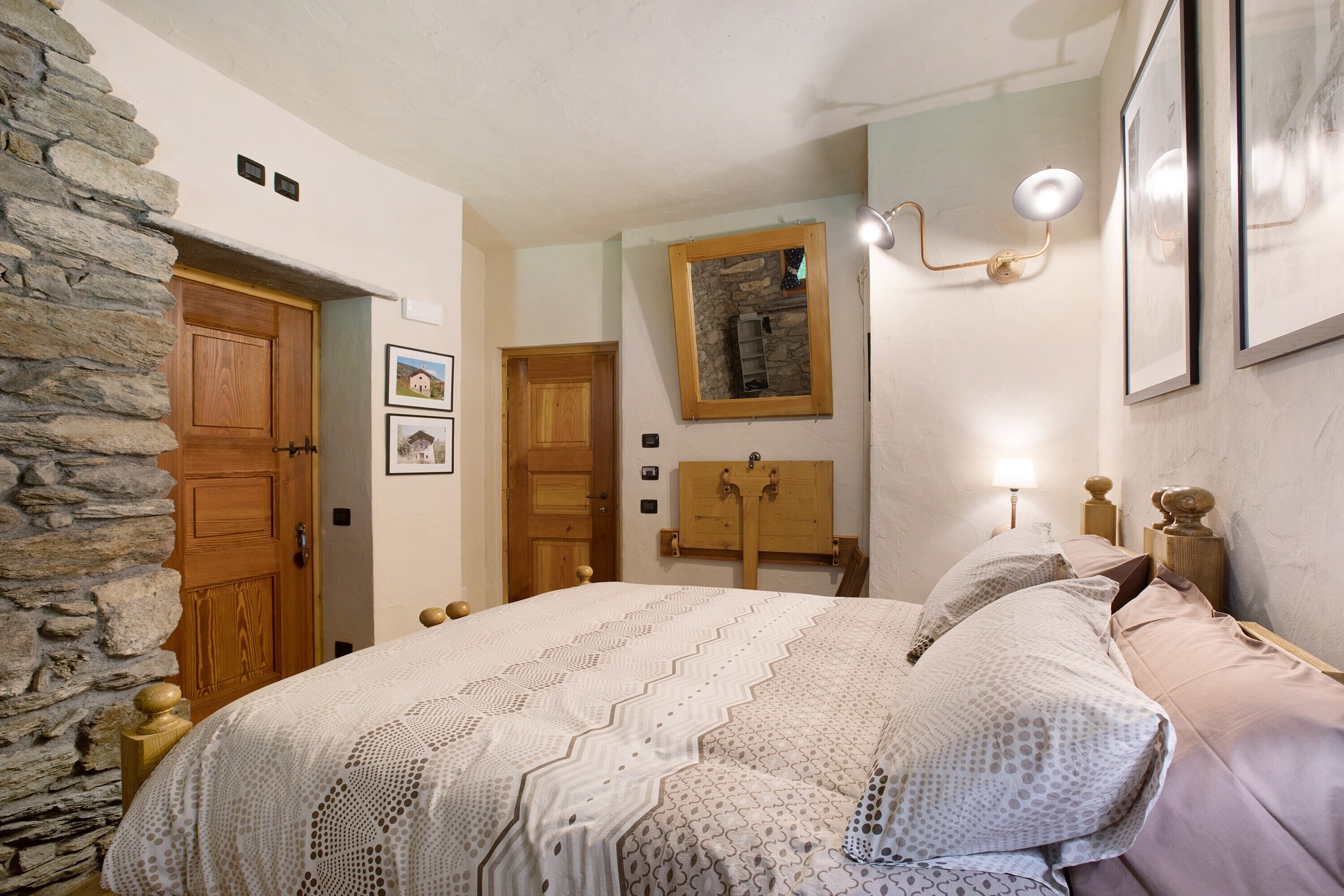 4 bedrooms, iron/ironing board, free WiFi, bed sheets