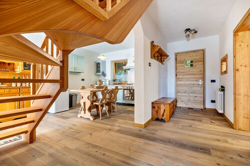 Chalet 'Baita Cisina' mit Bergblick, privater Terrasse und WLAN