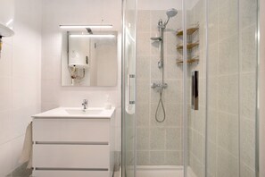 Ducha, secador de pelo y toallas