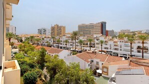 A residential area with multiple buildings, some with solar panels, and palm trees. - Apartment 'Prealsa Benalmádena' with Sea View, Shared Pool and Private Terrace (Benalmádena)