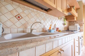 Jääkaappi, mikroaaltouuni, liesi, astianpesukone