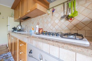 Réfrigérateur, micro-ondes, plaque de cuisson, lave-vaisselle